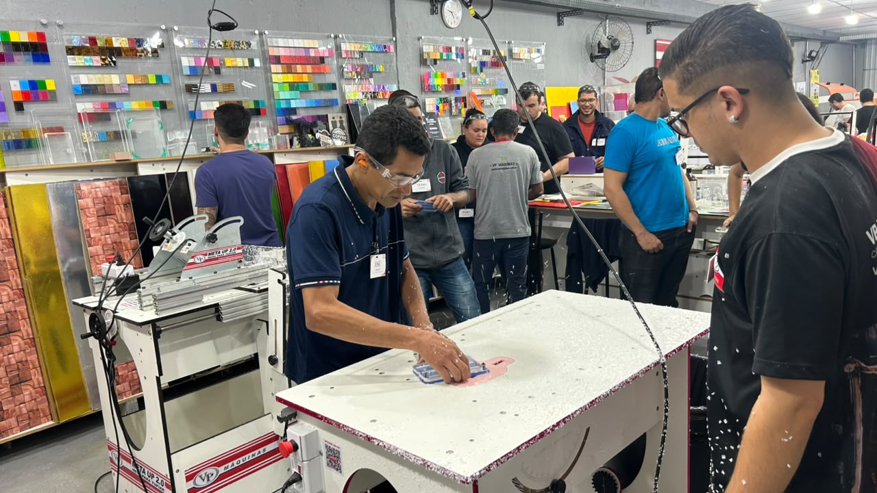 Alunos aprendendo na oficina da VP Máquinas Academy
